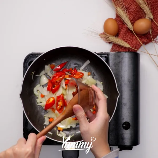 Tambahkan bumbu curry instan, kemudian masukkan santan kental, dan air secukupnya. Masak hingga mendidih sambil sesekali diaduk.