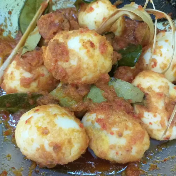 Masak sampai kuah menyusut, telur terlumur rata bumbu dan sambal mulai berminyak lagi, koreksi rasa, sajikan.