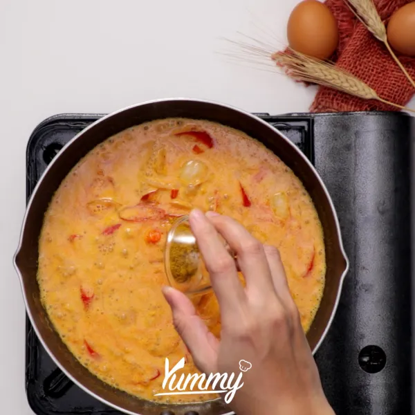 Tambahkan bubuk Indian curry, garam dan gula secukupnya. Koreksi rasa.