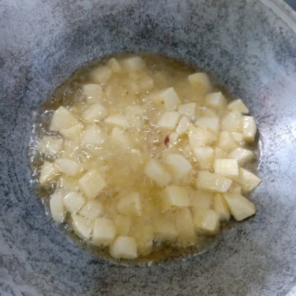 Goreng kentang, jangan sampai terlalu matang/kering, setelah selesai angkat, tiriskan