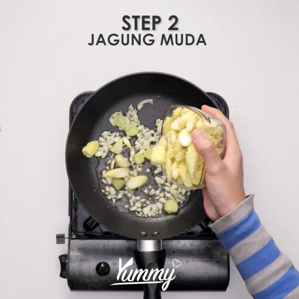 Masukkan jagung muda, cabai merah, dan cabai rawit. Aduk rata, masak hingga ½ layu dengan api besar.