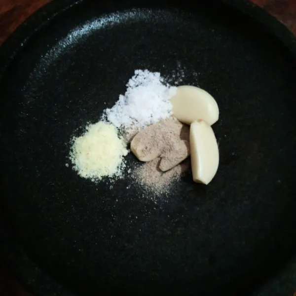 Ulek halus bawang putih, garam, kaldu bubuk dan merica bubuk.