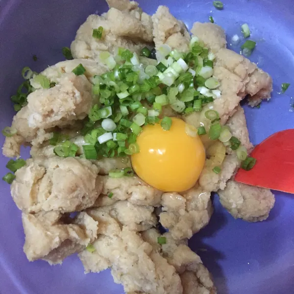 Tambahkan telur & daun bawang, uleni hingga rata.