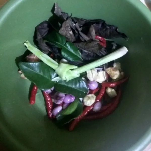 Siapkan bumbu cabai rawit, cabai keriting, bawang merah, bawang putih, sereh, kemiri, daun jeruk, daun salam.