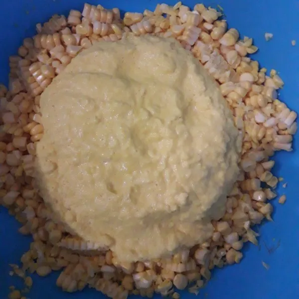 Campurkan jagung yang sudah halus kedalam jagung yang kasar.