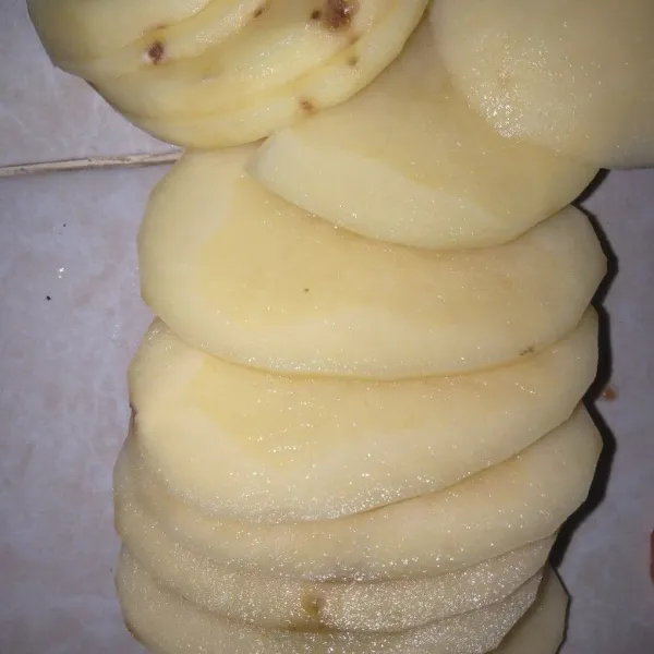 Kupas kentang kemudian potong melingkar.