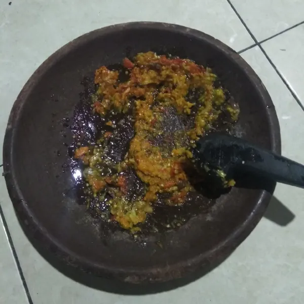 Goreng bumbu,lalu haluskan.