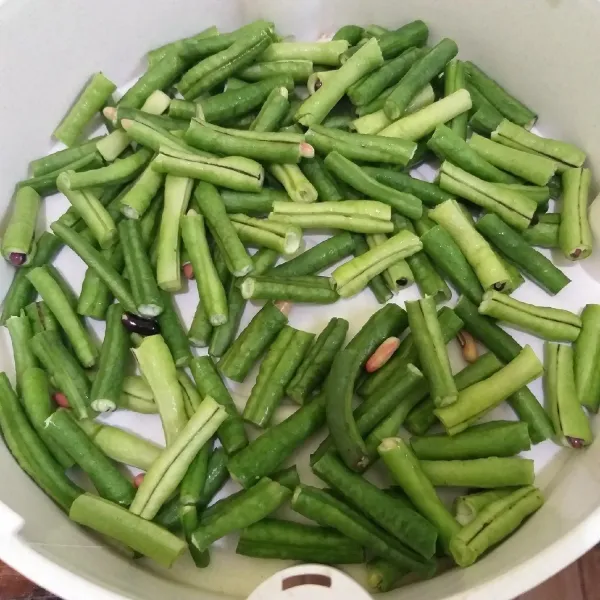 Potong-potong kacang panjang, cuci bersih dan tiriskan.