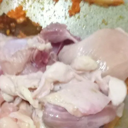 Masukkan ayam, aduk rata sampai berubah warna.