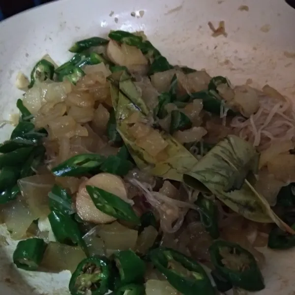 Masukkan soun, aduk rata dan koreksi rasa.