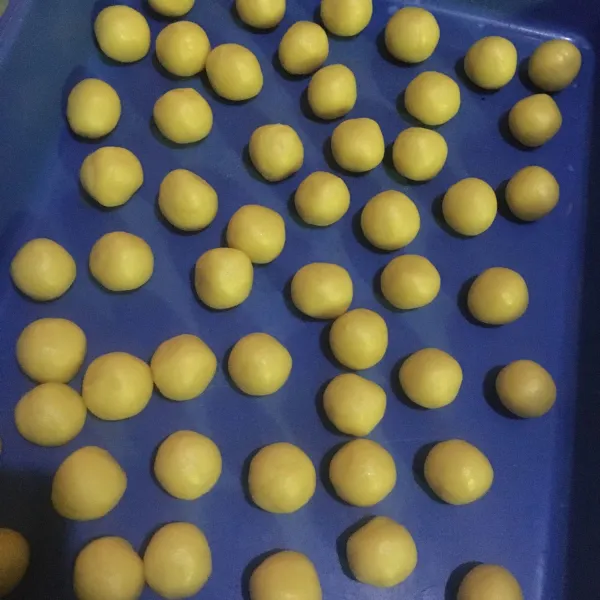 Bulat-bulatkan adonan menjadi kecil, setelah itu isi dengan selai nanas