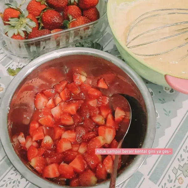 Masukkan potongan strawberry dan gula halus. Aduk-aduk agak ditekankan strawberrynya hingga berair.
