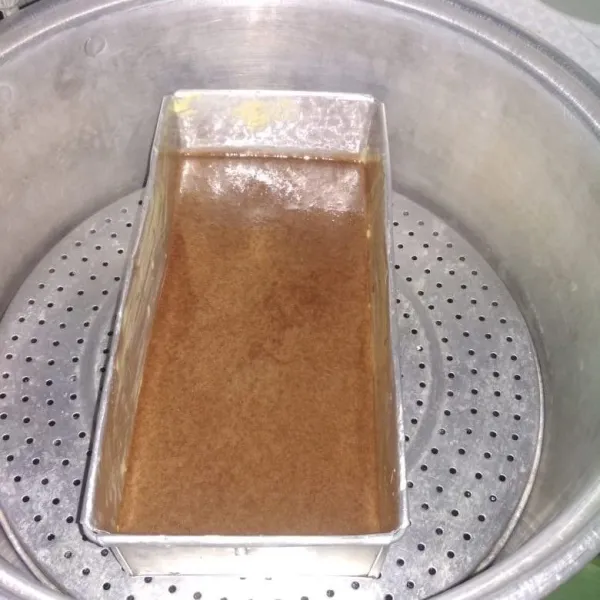 Siapkan loyang olesi dengan margarin biar tidak lengket, tuang adonan kedalam loyang lalu kukus dengan api kecil selama 30 menit