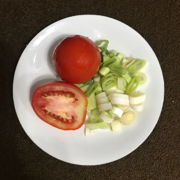 Biarkan tomat dan daun bawang serta daun kemangi utuh, tidak perlu dihaluskan, kemudian panaskan bumbu dan campurkan air terlebih dahulu hingga mendidih.