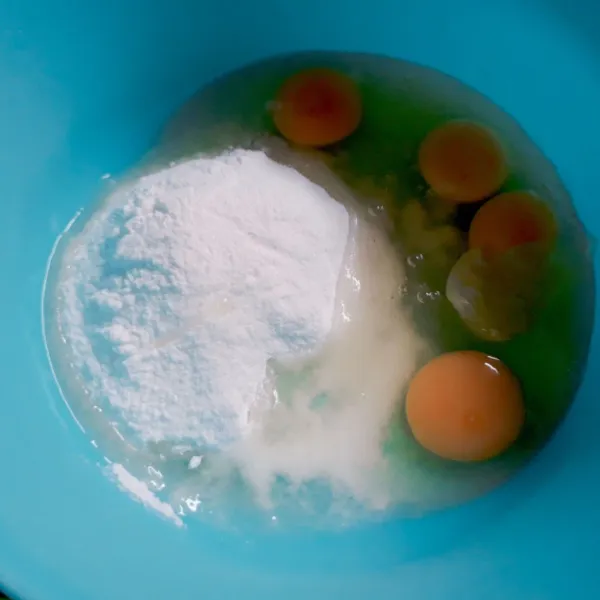 Masukkan gula, telur dan SP dalam wadah. Mixer hingga kental berjejak (6 - 8 menit)