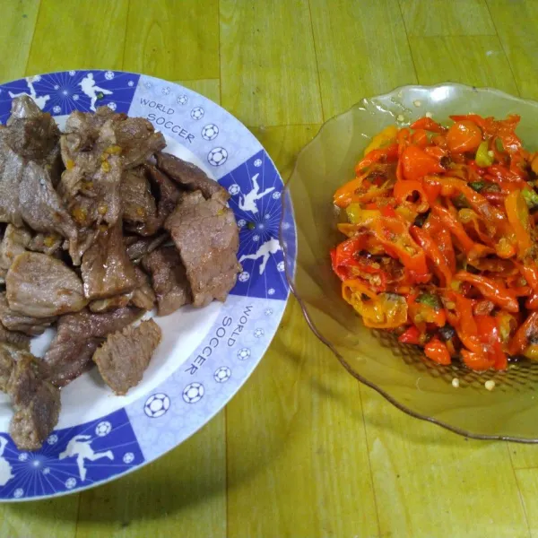Daging yg di rebus lalu di potong kecil-kecil, goreng sebentar, cabe di iris tipis-tipis lalu goreng.