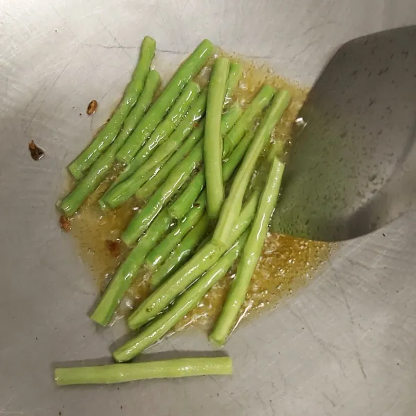 Goreng kacang panjang hingga layu dan matang  kemudian sisihkan.