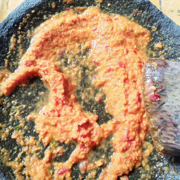 Haluskan bumbu halus dan iris tipis blimbing wuluh.