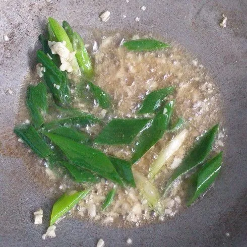 Tumis bawang putih, bawang prei dan taburkan lada secukupnya hingga wangi.