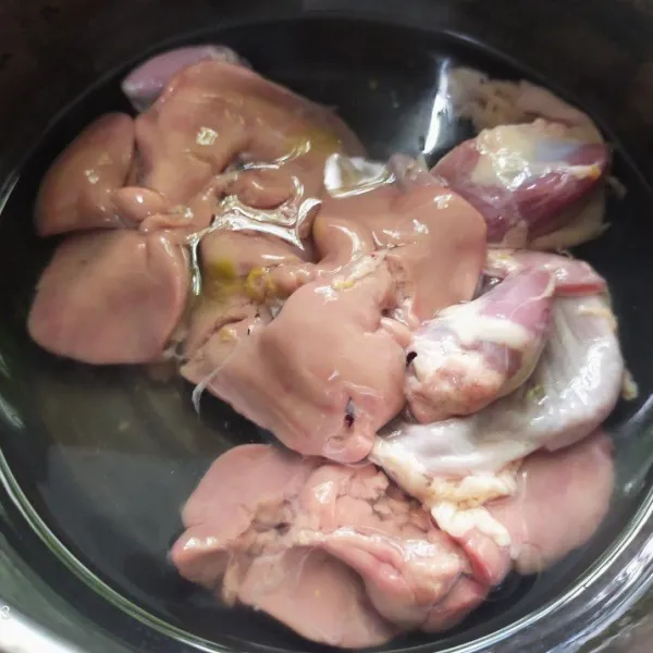Rebus hati ampela ayam sampai matang.