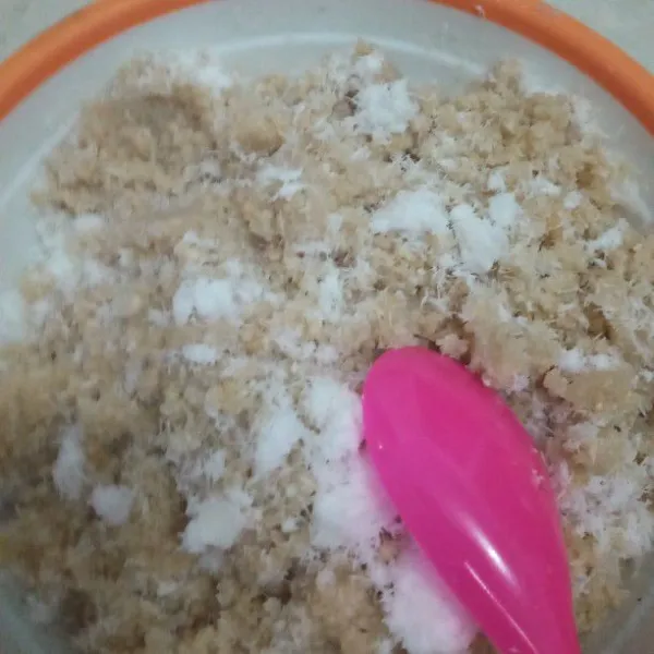 Setelah dingin campurkan nasi oyek dan kelapa parut, lalu aduk sampai rata, nasi siap disajikan.
