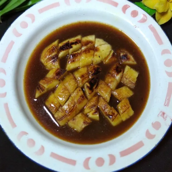 Siram saus ke atas potongan pisang, sajikan.