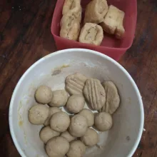 Cetak adonan bentuk bulat, pipih dan isikan di tahu goreng.