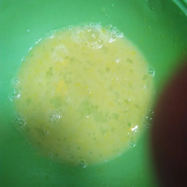 Campur rata gula dan telur, tuang 1/2 bagian air kemudian aduk rata.