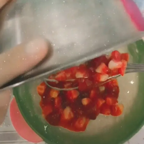 Tuangkan strawberry ke adonan, aduk rata.