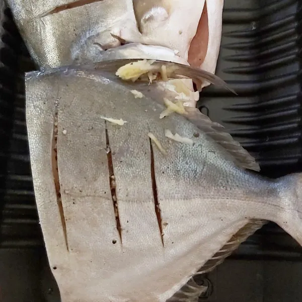 Cuci bersih ikan lap kering dengan  tissue dapur potong menurut selera lalu lumuri dengan bumbu marinate diamkan sebentar