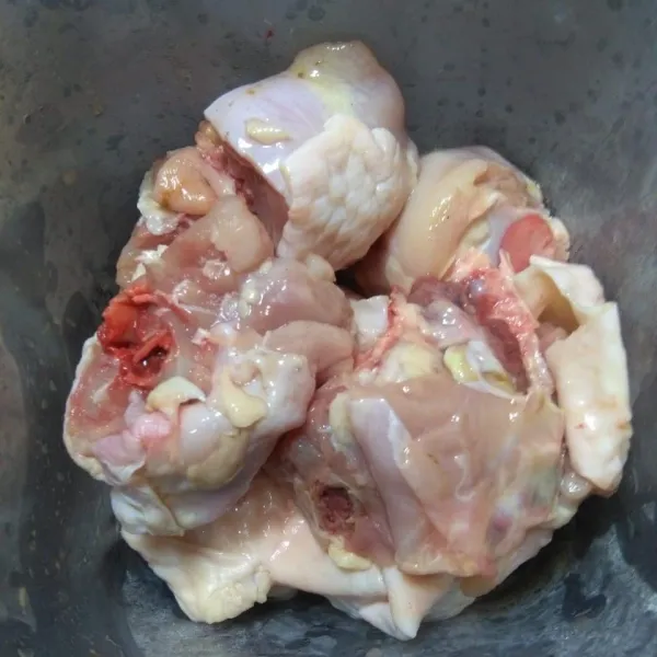 Potong-potong ayam sesuai selera, lumuri air jeruk nipis, biarkan beberapa saat. Cuci potongan ayam hingga bersih.