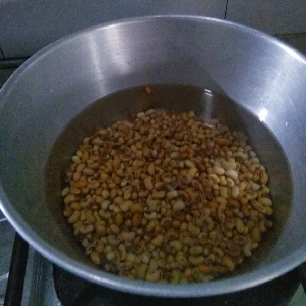 Rendam kacang lotho kira-kira 4 jam. Lalu rebus  25 menit.