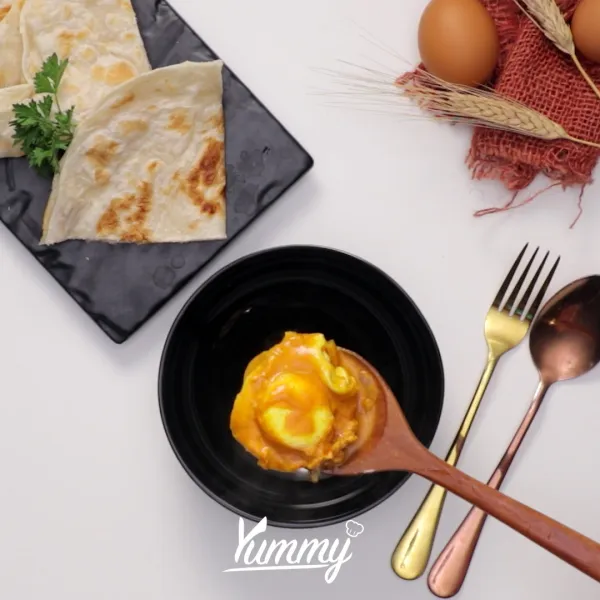 Tambahkan topping daun ketumbar. Kari Telur ala Timur Tengah siap disajikan bersama bahan pelengkap sesuai selera.