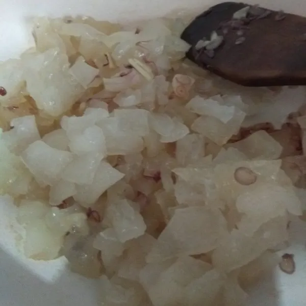 Tambahkan kikil, aduk rata.