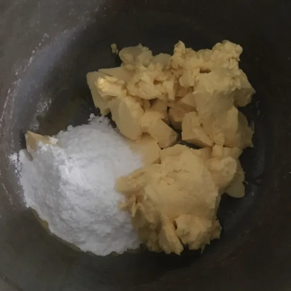 Siapkan bahan berupa gula halus dan margarin lalu mixer sampai tercampur dengan rata