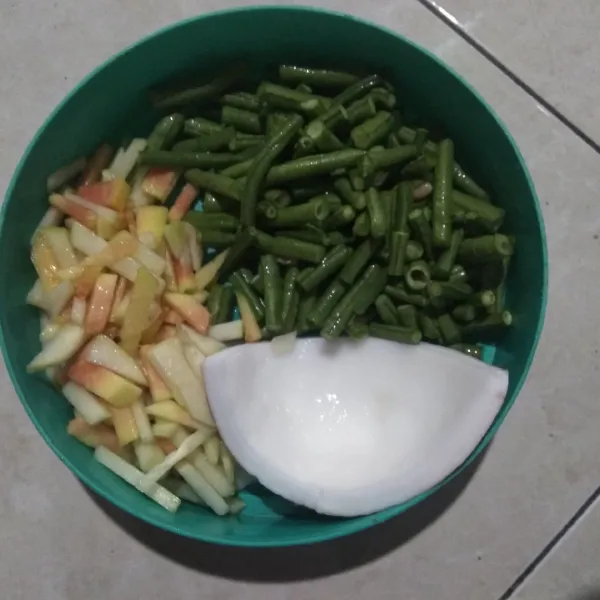 Potong sayuran sesuai selera.