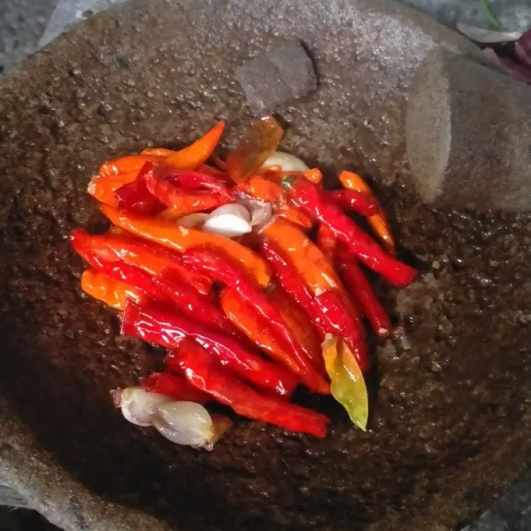 Siapkan cobek masukan bumbu yang sudah digoreng lalu ulek.