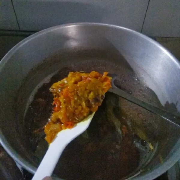 Masukkan bumbu halus , lengkuas, daun salam, gula, garam, penyedap rasa, serta udang ebi kedalam rebusan kacang Lotho,masak sebentar agar bumbu meresap.