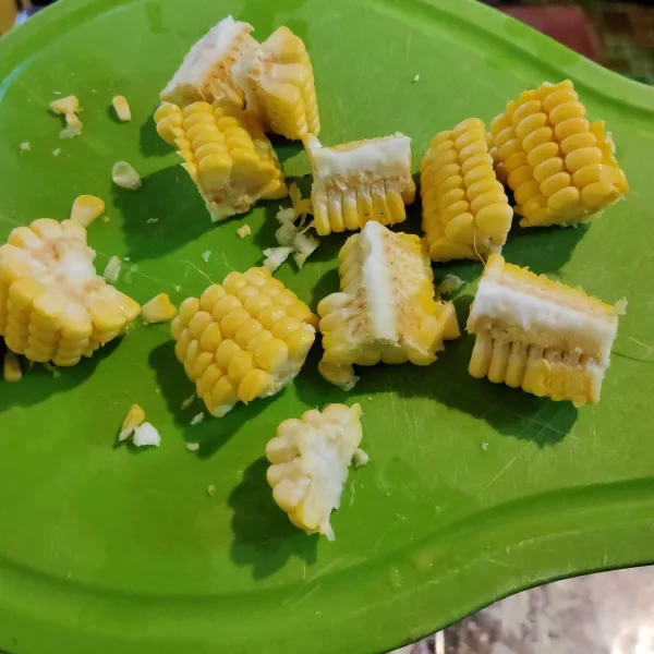 Jagung manis dipotong kecil-kecil.