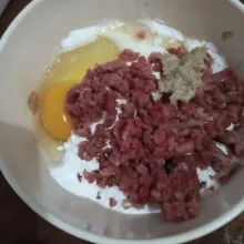 Campur terigu, tapioka, telur, daging, dan bumbu halus aduk rata uleni sambil tambah air dingin sedikit sedikit sampai tekstur bisa di bentuk.