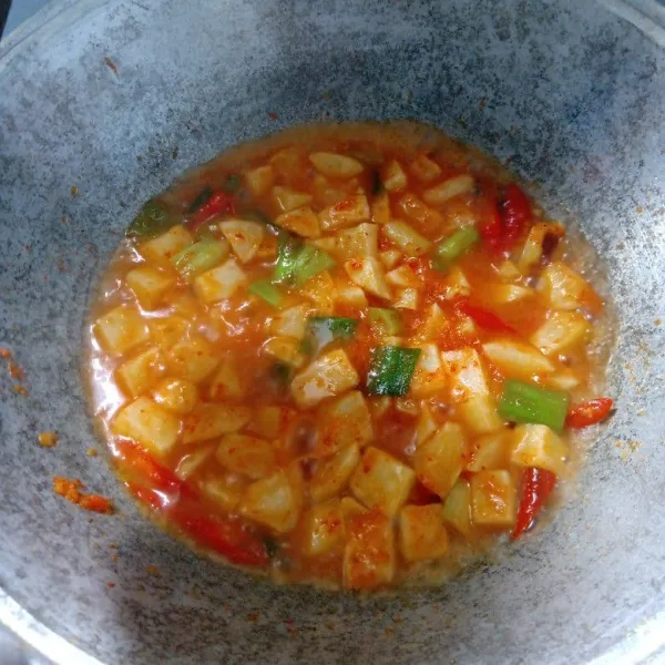 Setelah kentang ditiriskan, masukan bumbu yang tadi di blender sambil diaduk, setelah itu masukan daun bawang dan cabe yang telah dipotong, tambah air secukupnya lalu masukan kentang, jangan lupa beri bumbu garam, lada, penyedap, gula pasir secukupnya (dicicipi saja kalau sekiranya rasanya sudah pas). tunggu sampai airnya sedikit berkurang agar bumbu meresap