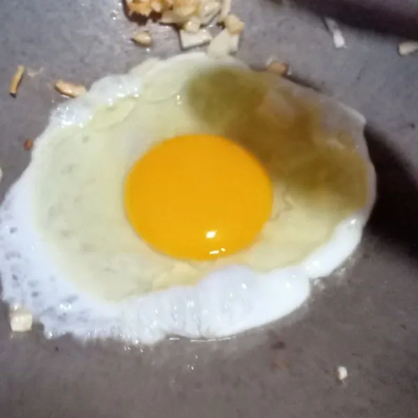 Masukkan telur, orak arik sampai matang.