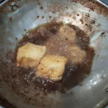 Goreng tahu dan bakso pipih sampai kecoklatan.