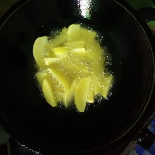 Panaskan minyak, dan masukkan kentang kemudian goreng sampai matang.