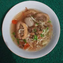 Sajikan bakso lengkap dengan sayuran dan kuah kemudian taburi dengan bawang merah goreng.