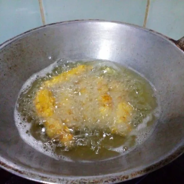 Goreng dalam minyak panas dengan api sedang cenderung kecil sampai matang (kuning keemasan). Sajikan hangat bersama saus sambal & tomat.