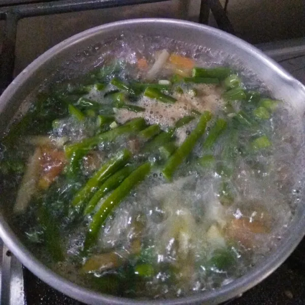 Ditempat terpisah, rebus kacang panjang dan pepaya muda 1/2 matang, sisihkan.