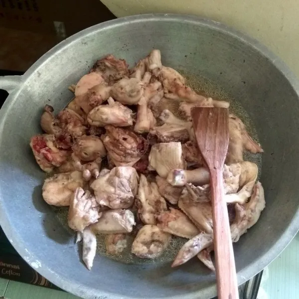 Rebus ayam dengan air campuran jahe, bawang putih cincang dan garam.