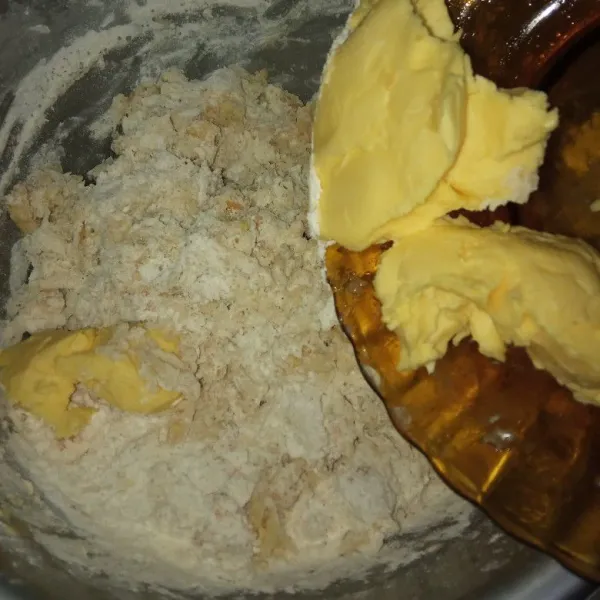 Tambahkan margarin, uleni asal rata, diamkan 1p menit. Tambahkan garam, uleni sampai kalis.