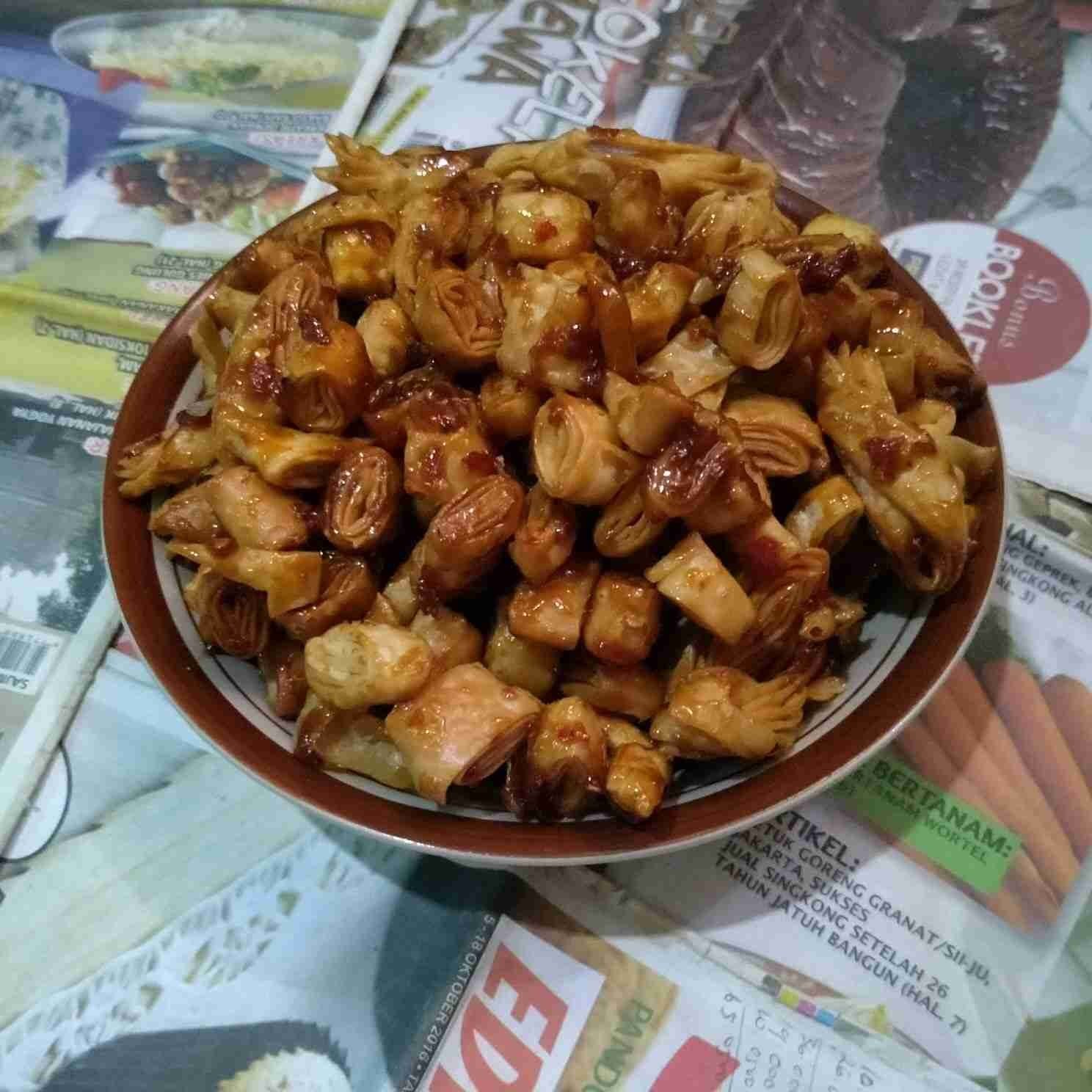 Resep Keripik Kulit Lumpia Pedas Manis Sederhana Rumahan di Yummy App